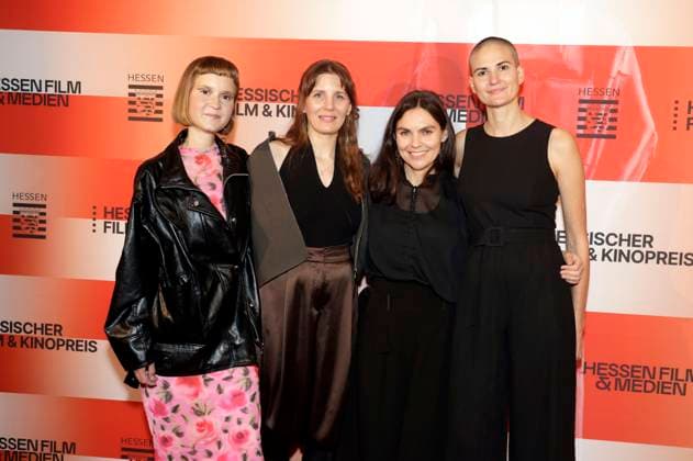 Caroline Wahl, Mia Maariel Meyer, Gast und Elena Hell bei der 36. Verleihung des Hessischen Film- und Kinopreises 2025 in der Alten Oper. Frankfurt am Main, 17.10.2025