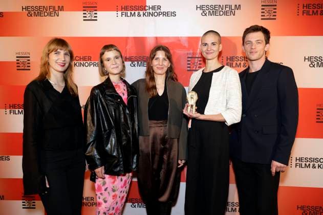 Gast, Caroline Wahl, Mia Maariel Meyer, Elena Hell und Jannis Niewöhner bei der 36. Verleihung des Hessischen Film- und Kinopreises 2025 in der Alten Oper. Frankfurt am Main, 17.10.2025