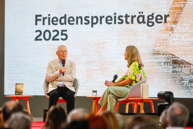 Frankfurter Buchmesse 2025 Frankfurt Main, 17.10.2025 Historiker Karl Schlögel, Friedenspreis des Deutschen Buchhandels 2025, auf der Bühne von ARD und ZDF bei der Frankfurter Buchmesse in Frankfurt Main Hessen *** Frankfurt Book Fair 2025 Frankfurt Main, 17 10 2025 Historian Karl Schlögel, Peace Prize of the German Book Trade 2025, on the stage of ARD and ZDF at the Frankfurt Book Fair in Frankfurt Main Hesse Copyright: xMatthiasxGränzdörferx