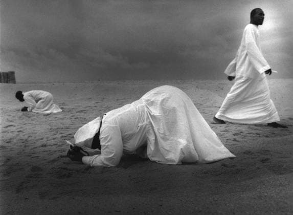 NGA, Lagos, 20.05.97 -- Freikirchen in Lagos. -- Gläubige beten vor Beginn des Sonntagsgottesdienstesim Sand. NGA, Lagos, 20.05.97 -- Free churches in Lagos. -- Believers pray in the sand in front of the Sunday service begins. Copyright: imageBROKER KarstenxThielker ibljjr15278960.jpg