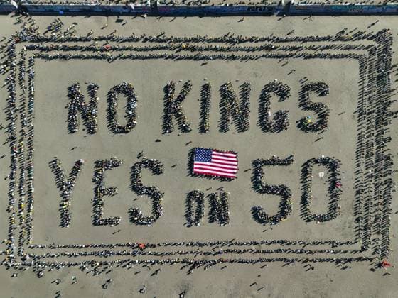 October 18, 2025, San Francisco, Calif, USA: No Kings rally at Ocean Beach forms a sign with an American flag on Sat. Oct. 18, 2025 in San Francisco Calif. 251018 San Francisco USA - ZUMAk13_ 20251018_zap_k13_006 Copyright: xPaulxKurodax