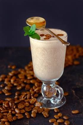 IMAGO Creative, Food, Trend, Iced Coffee Kaffeegenuss-Smoothie im Glas. Tasty ?reamy coffee smoothie with mint and beans. (License=RF) Copyright: xZoonar.com MarinaxSaprunovax 24070918