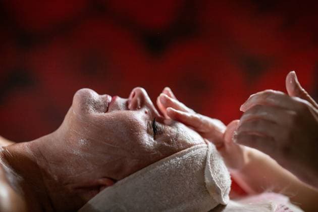 Nahaufnahme einer reifen Frau, die mit einem Handtuch und einem Stirnband auf einer Behandlungsliege liegt, während eine professionelle Therapeutin während einer Gesichtsreinigung Schaum aufträgt. Konzept für Hautpflege und Wellness Close up of a mature woman lying on a treatment bed with a towel and headband while a professional therapist applies foam during a facial cleansing procedure. Skincare and wellness concept. (License=RF) ,model released, Symbolfoto Copyright: xZoonar.com benisxarapovicx 24071139 ,model released, Symbolfoto ,property released