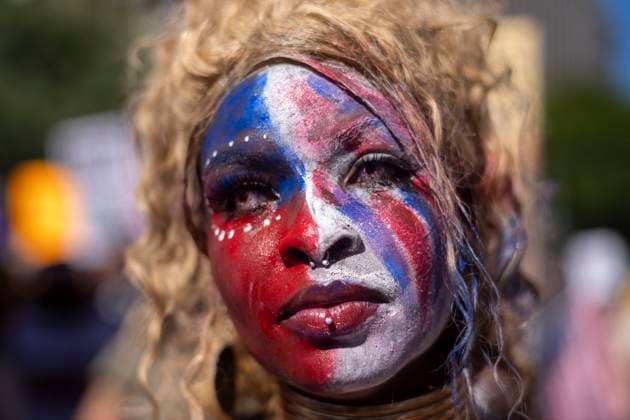 October 19, 2025, Los Angeles, California, USA: Thousands of protesters rally during the No Kings Day protest in Los Angeles on Saturday, Oct. 18, 2025. Los Angeles USA - ZUMAc68_ 20251019_zaf_c68_018 Copyright: xRingoxChiux
