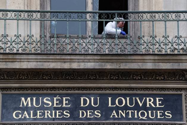 CAMBRIOLAGE AU MUSEE DU LOUVRE PHOTOPQR LE PARISIEN Olivier CORSAN Paris 19 10 2025 Cambriolage au Louvre The famous Parisian museum was targeted by burglars this Sunday morning They broke into the Apollo gallery to get their hands on jewelry The museum is closed to the public Paris - Thieves have stolen priceless jewelry from the Louvre in Paris, the worlds most visited museum, in an audacious seven-minute raid on Sunday, the French interior minister has said Paris 75 France  Copyright: xPHOTOPQR LExPARISIEN MAXPPPxOlivierxCORSANx 20251019LPA7132 20251019LPA7890
