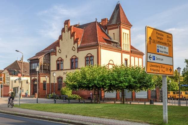 zehdenick, deutschland - wegweiser vor dem alten postamt zehdenick, deutschland - wegweiser vor dem alten postamt (License=RF) Copyright: xZoonar.com ArTox 23967160