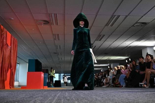 MELBOURNE FASHION WEEK 2025, A model walks the Student Collections runway during the Melbourne Fashion Week Media preview in Melbourne, Monday, October 20, 2025. ( NO ARCHIVING MELBOURNE VICTORIA AUSTRALIA  Copyright: xJAMESxROSSx 20251020113189633976