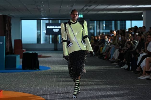 MELBOURNE FASHION WEEK 2025, A model walks the Student Collections runway during the Melbourne Fashion Week Media preview in Melbourne, Monday, October 20, 2025. ( NO ARCHIVING MELBOURNE VICTORIA AUSTRALIA  Copyright: xJAMESxROSSx 20251020149049696857