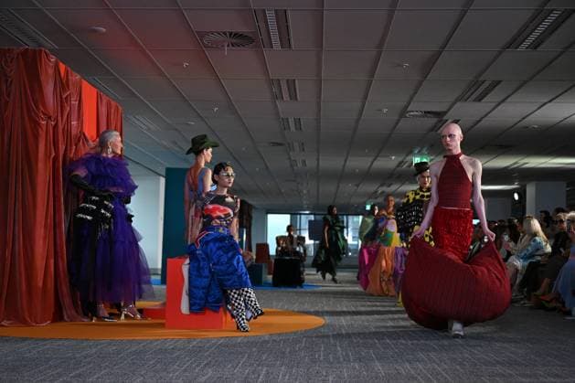 MELBOURNE FASHION WEEK 2025, Models walk the Closing runway during the Melbourne Fashion Week Media preview in Melbourne, Monday, October 20, 2025. ( NO ARCHIVING MELBOURNE VICTORIA AUSTRALIA  Copyright: xJAMESxROSSx 20251020170372355908
