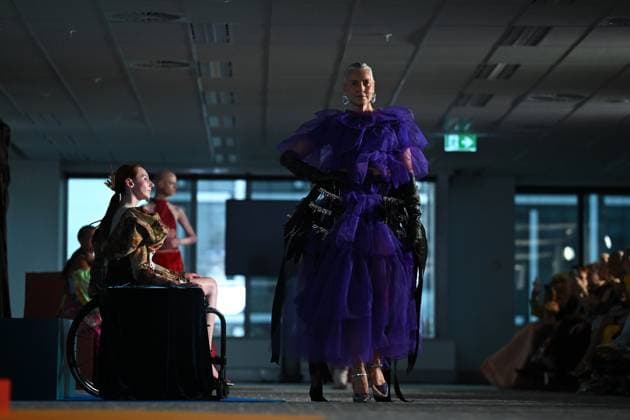 MELBOURNE FASHION WEEK 2025, A model walks the Closing runway during the Melbourne Fashion Week Media preview in Melbourne, Monday, October 20, 2025. ( NO ARCHIVING MELBOURNE VICTORIA AUSTRALIA  Copyright: xJAMESxROSSx 20251020110883673337