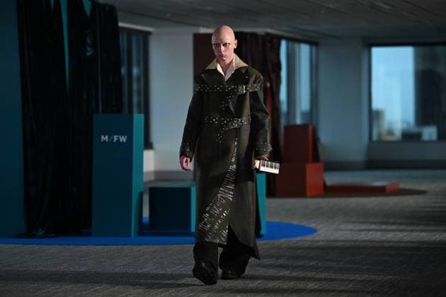 MELBOURNE FASHION WEEK 2025, A model walks the Fashion X Music runway during the Melbourne Fashion Week Media preview in Melbourne, Monday, October 20, 2025. ( NO ARCHIVING MELBOURNE VICTORIA AUSTRALIA  Copyright: xJAMESxROSSx 20251020133033895338
