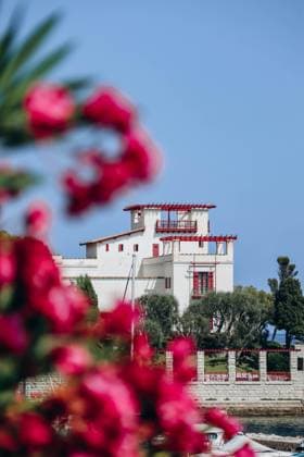 Blick auf die berühmte Villa Kerylos im griechischen Stil, die Anfang des 20. Jahrhunderts an der Côte d Azur erbaut wurde View of the famous Greek-style villa Kerylos, built in the early 20th century on the French Riviera (License=RF) Copyright: xZoonar.com AndreixAntipovx 23967125