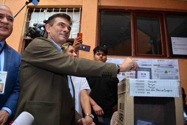 (251020) -- TARIJA, Oct. 20, 2025 -- Rodrigo Paz Pereira casts his ballot at a polling station in Tarija, Bolivia, Oct. 19, 2025. Rodrigo Paz Pereira, 58, won the presidential runoff election in Bolivia on Sunday, according to the quick count of the Preliminary Results System of the Supreme Electoral Tribunal (TSE). (Photo by Xinhua) BOLIVIA-PRESIDENTIAL RUNOFF-RODRIGO PAZ ReynaldoxVargas 