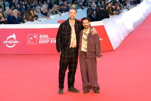 Luca Calvani mit Ehemann Alessandro Franchini bei der Premiere des Kinofilms Il falsario auf dem 20. Internationalen Filmfestival von Rom Festa del Cinema di Roma 2025 im Auditorium Parco della Musica. Rom, 19.10.2025