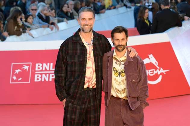 Luca Calvani mit Ehemann Alessandro Franchini bei der Premiere des Kinofilms Il falsario auf dem 20. Internationalen Filmfestival von Rom Festa del Cinema di Roma 2025 im Auditorium Parco della Musica. Rom, 19.10.2025