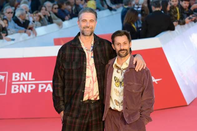 Luca Calvani mit Ehemann Alessandro Franchini bei der Premiere des Kinofilms Il falsario auf dem 20. Internationalen Filmfestival von Rom Festa del Cinema di Roma 2025 im Auditorium Parco della Musica. Rom, 19.10.2025