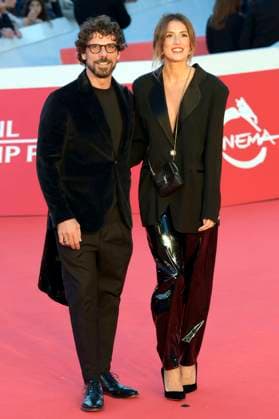 Francesco Montanari mit Partnerin Federica Sorino bei der Premiere des Kinofilms Il falsario auf dem 20. Internationalen Filmfestival von Rom Festa del Cinema di Roma 2025 im Auditorium Parco della Musica. Rom, 19.10.2025