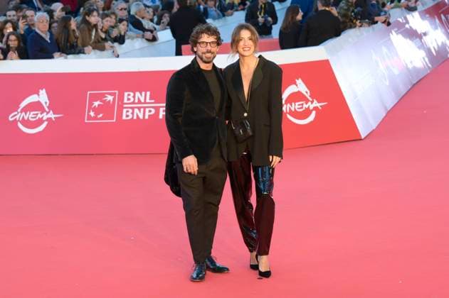 Francesco Montanari mit Partnerin Federica Sorino bei der Premiere des Kinofilms Il falsario auf dem 20. Internationalen Filmfestival von Rom Festa del Cinema di Roma 2025 im Auditorium Parco della Musica. Rom, 19.10.2025