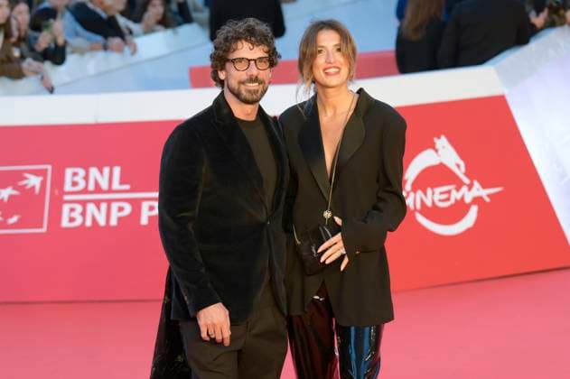 Francesco Montanari mit Partnerin Federica Sorino bei der Premiere des Kinofilms Il falsario auf dem 20. Internationalen Filmfestival von Rom Festa del Cinema di Roma 2025 im Auditorium Parco della Musica. Rom, 19.10.2025