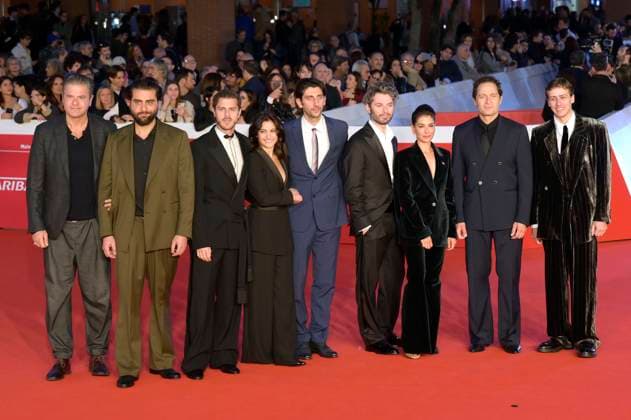Edoardo Pesce, Pierluigi Gigante, Andrea Arcangeli, Aurora Giovinazzo, Pietro Castellitto, Stefano Lodovichi, Giulia Michelini, Claudio Santamaria und Mattia Carrano bei der Premiere des Kinofilms Il falsario auf dem 20. Internationalen Filmfestival von Rom Festa del Cinema di Roma 2025 im Auditorium Parco della Musica. Rom, 19.10.2025