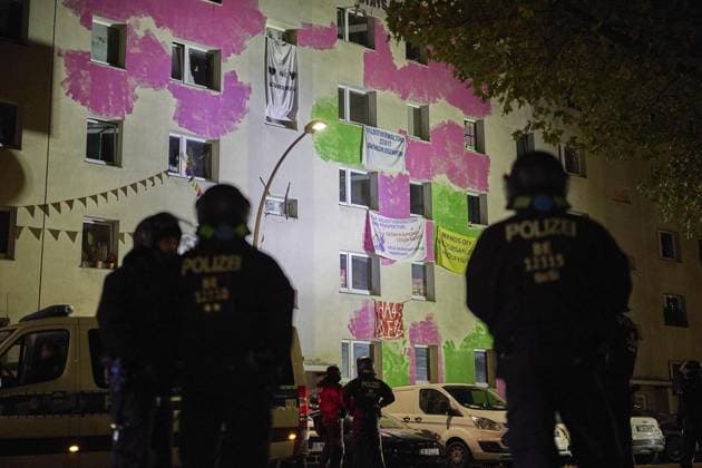 News Themen der Woche KW 43 Räumung Habersaathstraße ** NUR FÜR REDAKTIONELLE ZWECKE ** EDITORIAL USE ONLY **<p>Einsatzkräfte der Polizei gehen ins Haus Habersaathstraße 48 um gerichtliche Räumungsbeschlüsse zu vollstrecken. In dem Gebäude sollen neben ehemaligen Obdachlosen auch Hausbesetzer leben. Deutschland Berlin Berlin Copyright: JörgxCarstensen *** Habersaathstraße eviction FOR EDITORIAL PURPOSES ONLY p Police officers enter Habersaathstraße 48 to enforce a court eviction order The building is said to house squatters as well as former homeless people Germany Berlin Berlin Copyright JörgxCarstensen Copyright: JörgxCarstensen doc82wd66xlxivzmjh9c9w ,EDITORIAL USE ONLY