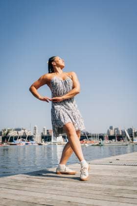Woman dancer performing pose on city dock waterfront Boston, Massachusetts, United States CR_FKNH251016-1849062-01 ,model released, Symbolfoto