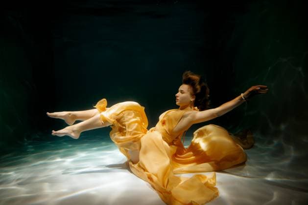 Woman in flowing yellow dress underwater creating a serene scene Saint Petersburg, Saint Petersburg, Russia CR_KNCD251009C-1856248-01 ,model released, Symbolfoto