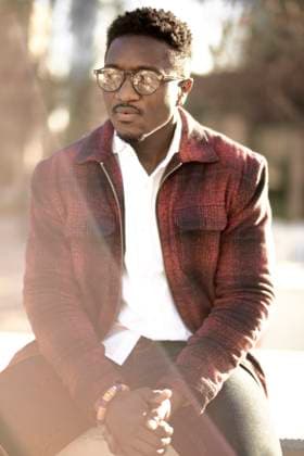 anticipating pensive hope of African man peering aside with glasses Frankfurt am Main, Hessen, Germany CR_YGXJ251009L-1859357-01 ,model released, Symbolfoto