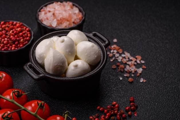Mozzarella-Käsekugeln, frische weiße Mini-Scheiben für die mediterrane Küche. Mozzarella-Käse Mozzarella-Käsekugeln, frische weiße Mini-Scheiben für die mediterrane Küche. Mozzarella-Käse (License=RF) Copyright: xZoonar.com TetianaxChernykovax 23974197