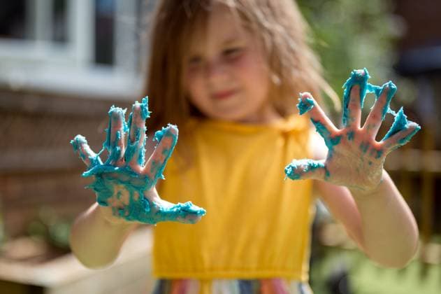 Little girl playing with blue play dough, education and development Corby, England, United Kingdom R_ATMT250710D-1779554-01 ,model released, Symbolfoto