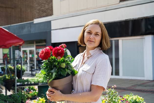 Woman holding red potted flower. Spring flowers, gardening Corby, England, United Kingdom R_ATMT250714C-1781583-01 ,model released, Symbolfoto