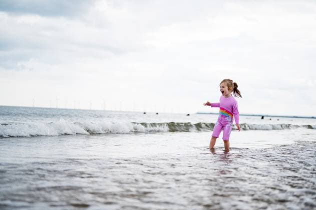 Little girl playing at the northern english seaside, cloudy day Hartlepool, England, United Kingdom R_ATMT250805-1800370-01 ,model released, Symbolfoto