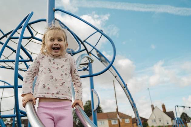 Little girl having fun playing at playground, outdoor kids activity Corby, England, United Kingdom R_ATMT250916-1831727-01 ,model released, Symbolfoto
