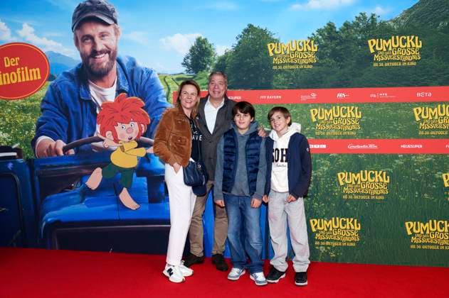 Thomas Friedl mit Ehefrau Julia Friedl und Kindern bei der Premiere des Kinofilms Pumuckl und das große Missverständnis im Mathäser Filmpalast. München, 19.10.2025