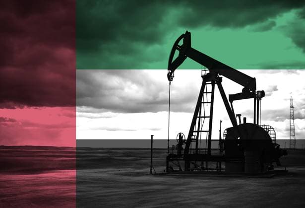 Ölbohrungen auf dem Land mit Überlagerung durch die Nationalflagge der VAE Drilling for oil in the countryside at sunset with UAE national flag overlay (License=RF) Copyright: xZoonar.com MichaelxTurnerx 24078025