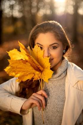 Beautiful autumn woman standing with colourful autumn leaves Lviv, Lviv Oblast, Ukraine R_JUCE251016-1864826-01 ,model released, Symbolfoto