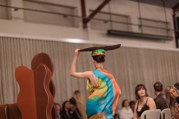 MELBOURNE FASHION WEEK 2025, A model walks the Ganbu Marra Runway during Melbourne Fashion Week at Hotel Melbourne, Melbourne, Monday, October 20, 2025. ( NO ARCHIVING MELBOURNE VICTORIA AUSTRALIA  Copyright: xNADIRxKINANIx 20251020138236802350