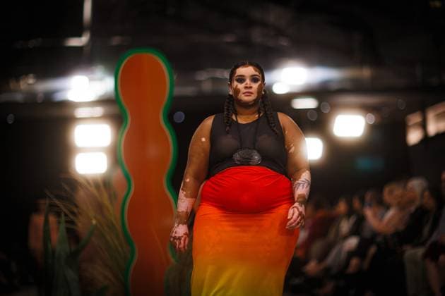 MELBOURNE FASHION WEEK 2025, A model walks the Ganbu Marra Runway during Melbourne Fashion Week at Hotel Melbourne, Melbourne, Monday, October 20, 2025. ( NO ARCHIVING MELBOURNE VICTORIA AUSTRALIA  Copyright: xNADIRxKINANIx 20251020150813482459
