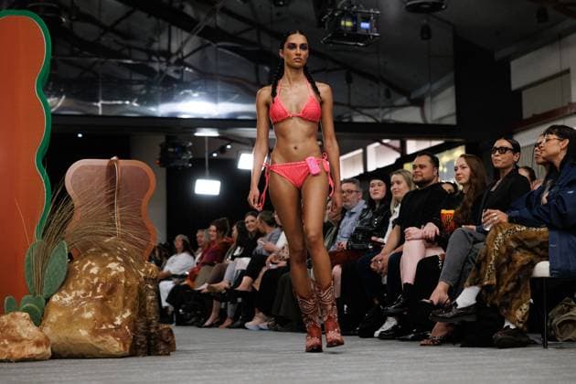 MELBOURNE FASHION WEEK 2025, A model walks the Ganbu Marra Runway during Melbourne Fashion Week at Hotel Melbourne, Melbourne, Monday, October 20, 2025. ( NO ARCHIVING MELBOURNE VICTORIA AUSTRALIA  Copyright: xNADIRxKINANIx 20251020161930649433