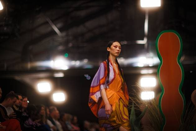 MELBOURNE FASHION WEEK 2025, A model walks the Ganbu Marra Runway during Melbourne Fashion Week at Hotel Melbourne, Melbourne, Monday, October 20, 2025. ( NO ARCHIVING MELBOURNE VICTORIA AUSTRALIA  Copyright: xNADIRxKINANIx 20251020165914953132