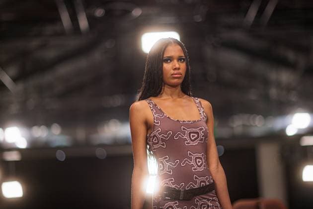 MELBOURNE FASHION WEEK 2025, A model walks the Ganbu Marra Runway during Melbourne Fashion Week at Hotel Melbourne, Melbourne, Monday, October 20, 2025. ( NO ARCHIVING MELBOURNE VICTORIA AUSTRALIA  Copyright: xNADIRxKINANIx 20251020178642109790
