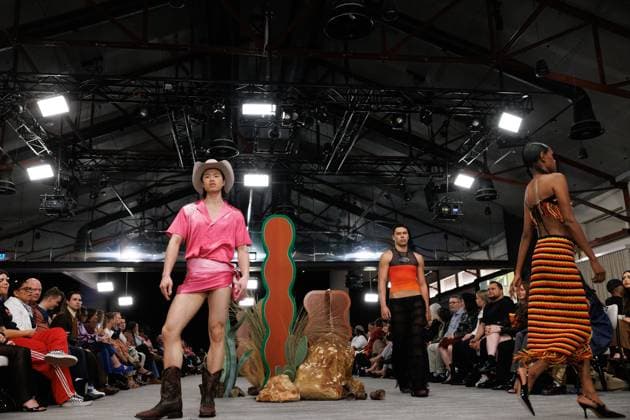 MELBOURNE FASHION WEEK 2025, A model walks the Ganbu Marra Runway during Melbourne Fashion Week at Hotel Melbourne, Melbourne, Monday, October 20, 2025. ( NO ARCHIVING MELBOURNE VICTORIA AUSTRALIA  Copyright: xNADIRxKINANIx 20251020111264589133
