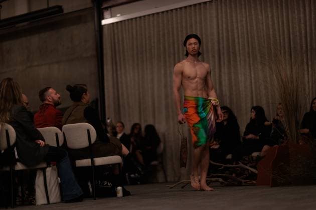 MELBOURNE FASHION WEEK 2025, A model walks the Ganbu Marra Runway during Melbourne Fashion Week at Hotel Melbourne, Melbourne, Monday, October 20, 2025. ( NO ARCHIVING MELBOURNE VICTORIA AUSTRALIA  Copyright: xNADIRxKINANIx 20251020116339050138