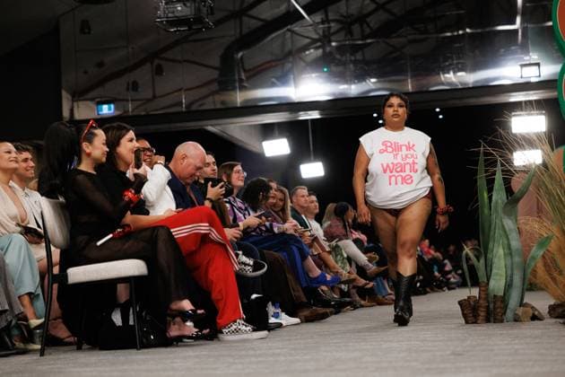 MELBOURNE FASHION WEEK 2025, A model walks the Ganbu Marra Runway during Melbourne Fashion Week at Hotel Melbourne, Melbourne, Monday, October 20, 2025. ( NO ARCHIVING MELBOURNE VICTORIA AUSTRALIA  Copyright: xNADIRxKINANIx 20251020138547442040