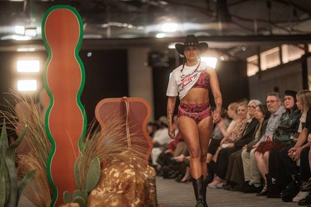 MELBOURNE FASHION WEEK 2025, A model walks the Ganbu Marra Runway during Melbourne Fashion Week at Hotel Melbourne, Melbourne, Monday, October 20, 2025. ( NO ARCHIVING MELBOURNE VICTORIA AUSTRALIA  Copyright: xNADIRxKINANIx 20251020138703693654