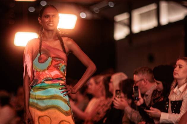 MELBOURNE FASHION WEEK 2025, A model walks the Ganbu Marra Runway during Melbourne Fashion Week at Hotel Melbourne, Melbourne, Monday, October 20, 2025. ( NO ARCHIVING MELBOURNE VICTORIA AUSTRALIA  Copyright: xNADIRxKINANIx 20251020149961811310