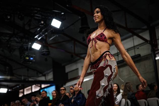 MELBOURNE FASHION WEEK 2025, A model walks the Ganbu Marra Runway during Melbourne Fashion Week at Hotel Melbourne, Melbourne, Monday, October 20, 2025. ( NO ARCHIVING MELBOURNE VICTORIA AUSTRALIA  Copyright: xNADIRxKINANIx 20251020175328889138