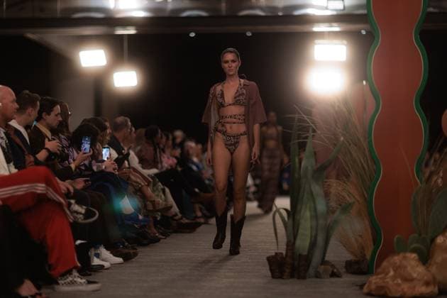 MELBOURNE FASHION WEEK 2025, A model walks the Ganbu Marra Runway during Melbourne Fashion Week at Hotel Melbourne, Melbourne, Monday, October 20, 2025. ( NO ARCHIVING MELBOURNE VICTORIA AUSTRALIA  Copyright: xNADIRxKINANIx 20251020196642847603