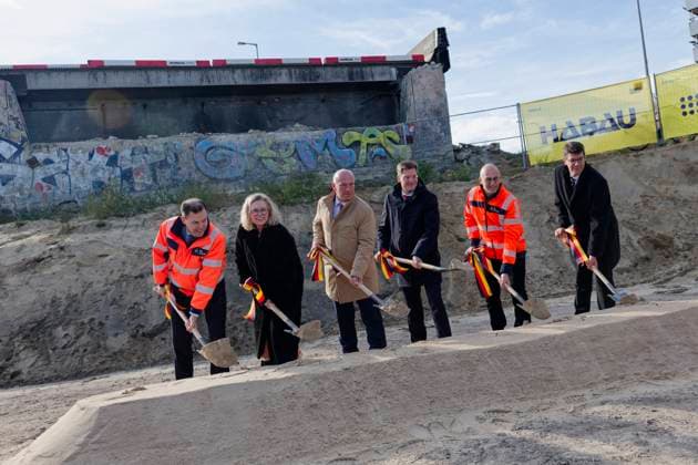 News Themen der Woche KW 43 Start Wiederaufbau A100-Ringbahnbrücke 2025-10-20 Deutschland, Berlin Erster symbolischer Spatenstich für den Wiederaufbau der A100-Brücke über die Berliner Ringbahn am Autobahnkreuz Funkturm. Im Bild v.l. Dr. Michael Günter, Vorsitzender der Geschäftsführung der Autobahn GmbH des Bundes, Ute Bonde (CDU), Berliner Verkehrssenatorin, Kai Wegner (CDU), Regierender Bürgermeister von Berlin, Andreas Irngartinger, Technischer Geschäftsführer der DEGES GmbH, Dirk Brandenburger, Technischer Geschäftsführer Autobahn GmbH des Bundes, Christian Hirte (CDU), Parlamentarischer Staatssekretär beim Bundesminister für Verkehr. *** Start of reconstruction of the A100 Ringbahn bridge 2025 10 20 Germany, Berlin First symbolic ground-br