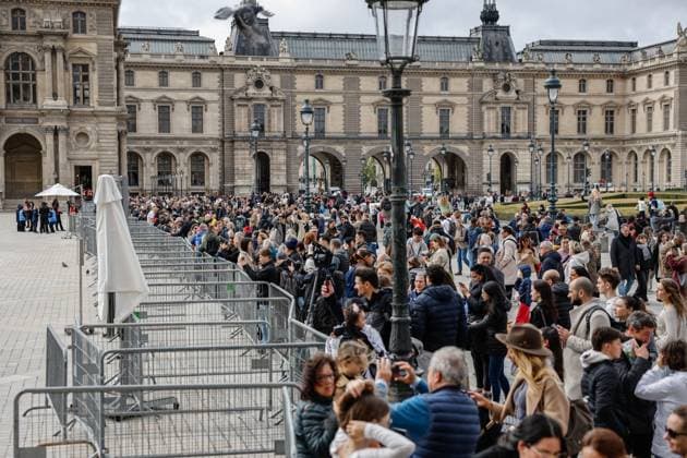 Musée du Louvre Casse vols de bijoux PHOTOPQR LE PARISIEN Margot Le Gonidec Paris 20 10 2025 Paris, Louvre Museum entrance on pyramid side, closed due to heist on 20 10 2025 LP Margot Le Gonidec The Louvre museum will remain closed for a second day after thieves stole priceless jewels from the museum in Paris a day earlier, in Paris on October 20, 2025 Local Caption Cambriolage au musée du Louvre Paris 75 France  Copyright: xPHOTOPQR LExPARISIEN MAXPPPxMargotxLexGonidecx 20251020LPA0145 20251020LPA0145